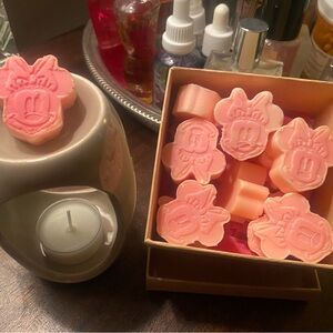 Minnie wax melts 7oz, Pink Sugar, Includes wax melter, and three tea lights.